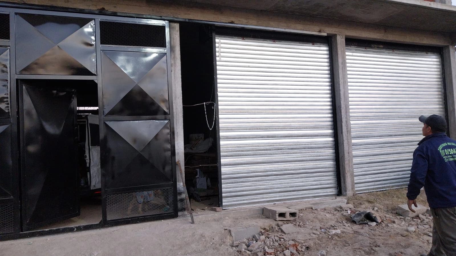 Un señor contemplando dos cortinas metalicas gigantes