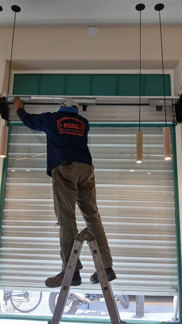 Cortina metálica ya instalada, estilo moderno