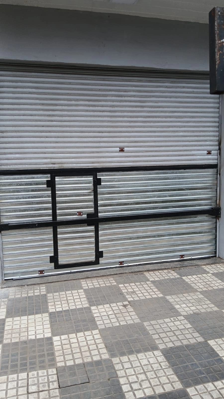 Mini vista previa de cortina metalica ya instalada