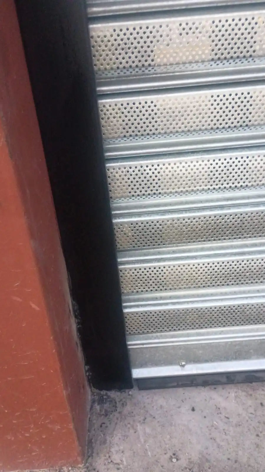 Mini vista previa de cortina metalica ya instalada