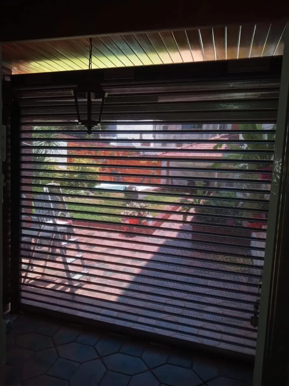 Mini vista previa de cortina metalica ya instalada