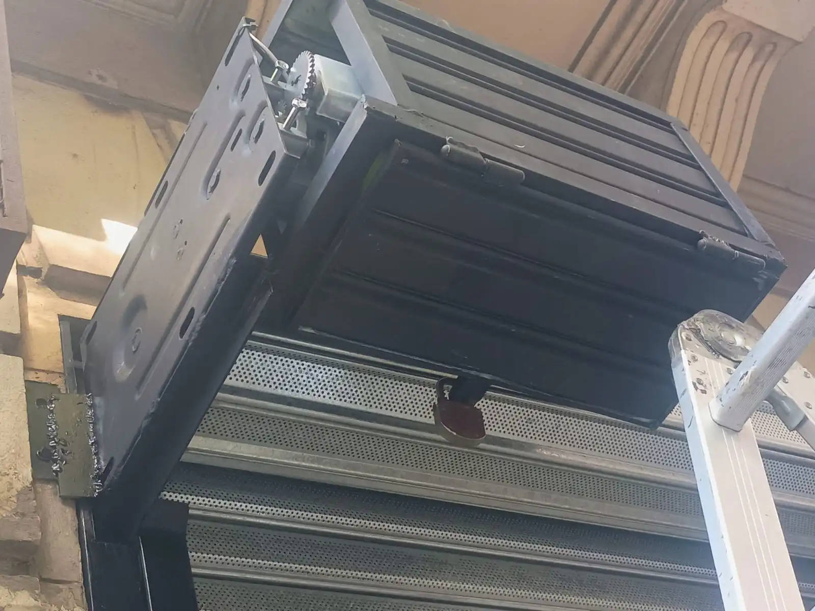 Mini vista previa de cortina metalica ya instalada