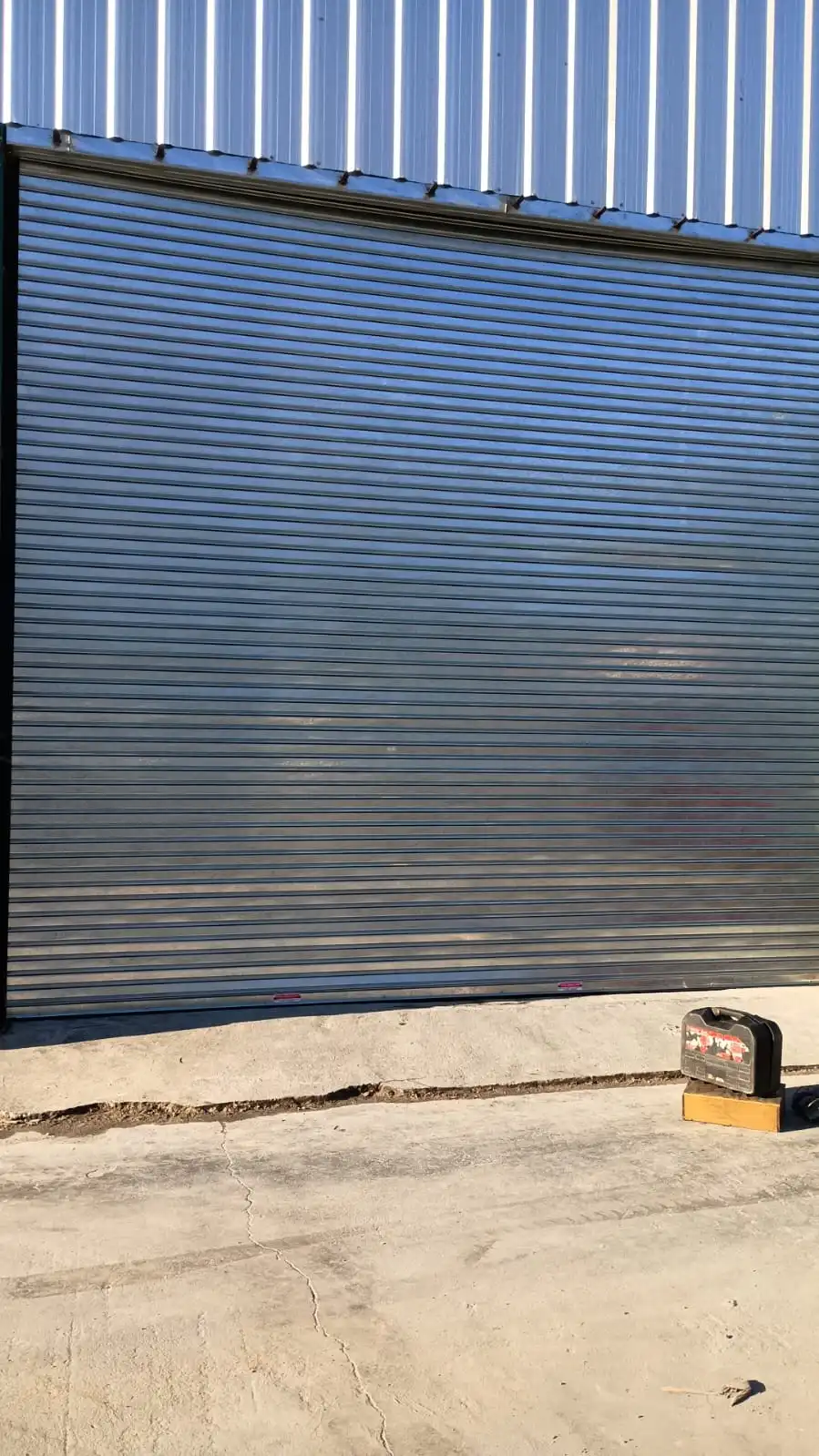 Mini vista previa de cortina metalica ya instalada